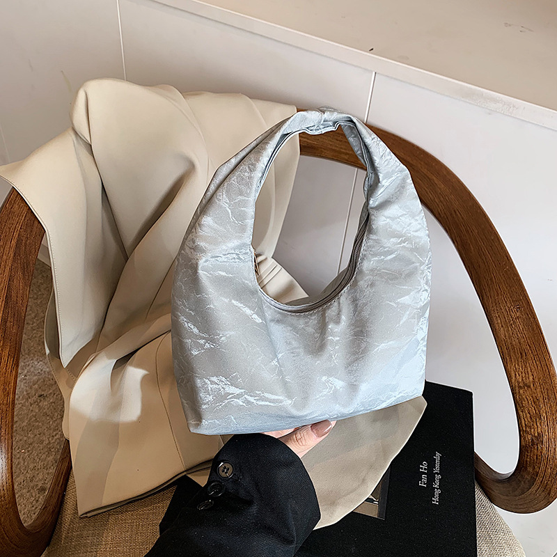 Bolso de mano plegado para mujeres 2025 primavera y verano nuevo nicho de moda bolso de hombro pequeño bolso de media luna fresco