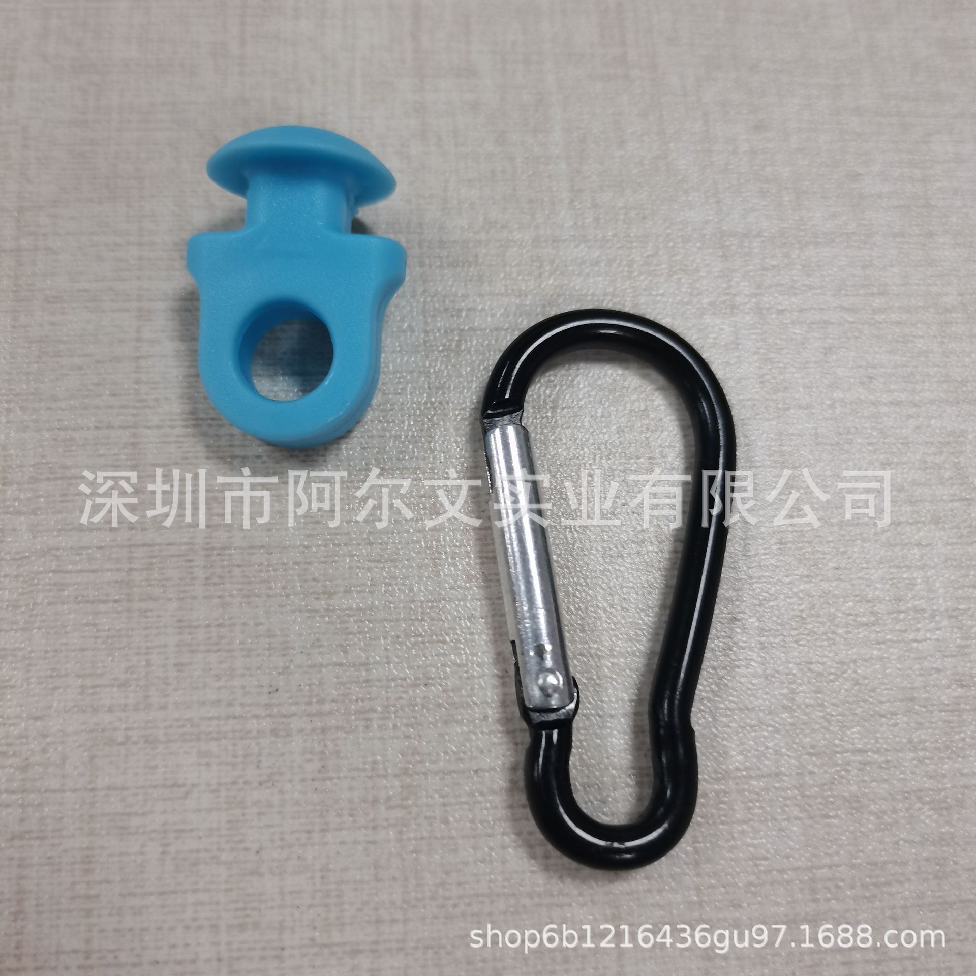 하늘색 버섯 머리 + 카라비너