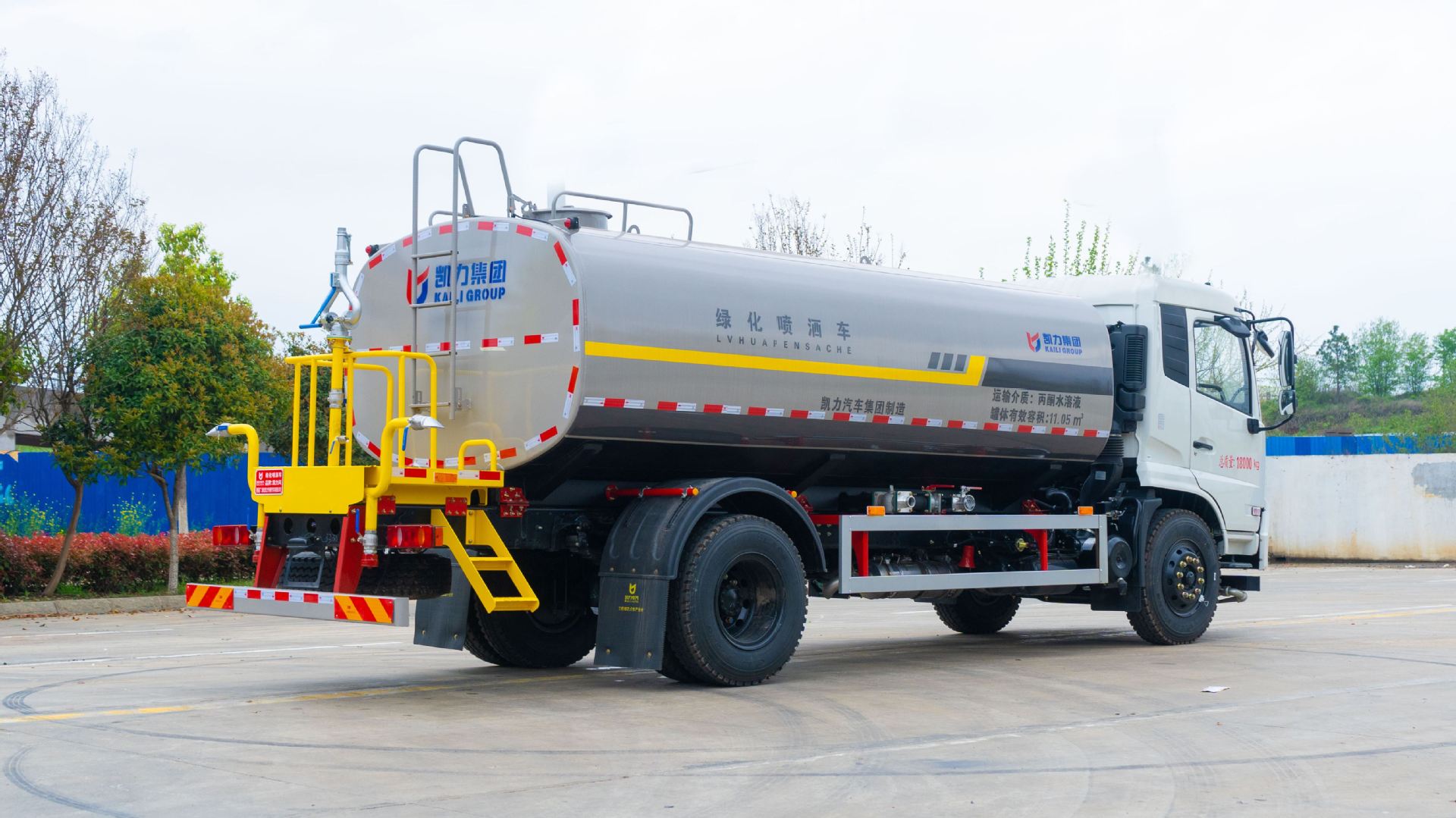 National Vi Dongfeng Tianjin 15 Cubic Meter Sprinkler Truck, Used for Washing Roads, Reducing Dust on Construction Sites, and Spraying and Watering for Landscaping
