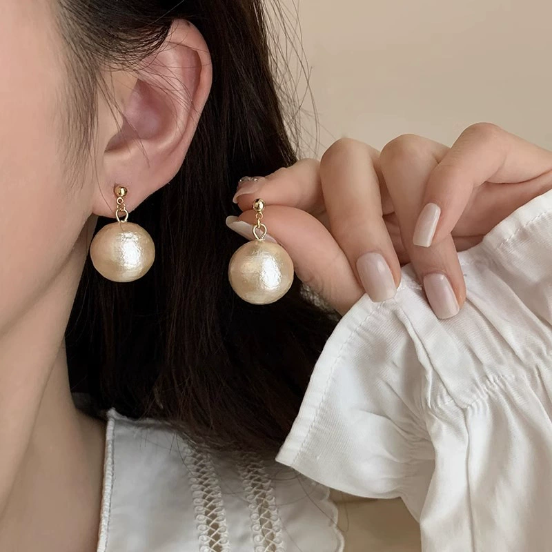 Классные ретро-серебряные серьги из жемчига, клипы для ушей, французский ретро-стиль, стиль лёгкой роскоши, высокое качество, интернет-селебрити, коллекция 2023 года
