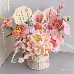 バレンタインデーはバケツの花束を抱いて、手で作った材料を包んで、彼女の親友にプレゼントします。