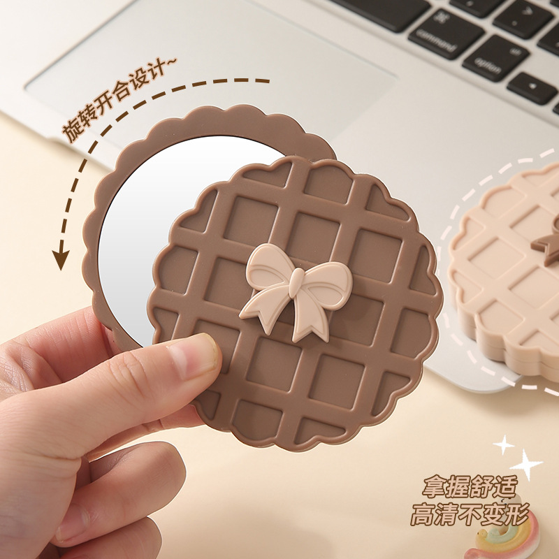 Galletas de doble cara espejo pequeño espejo de maquillaje plegable mujer portátil bolsillo de maquillaje mini espejo de mano de plástico redondo