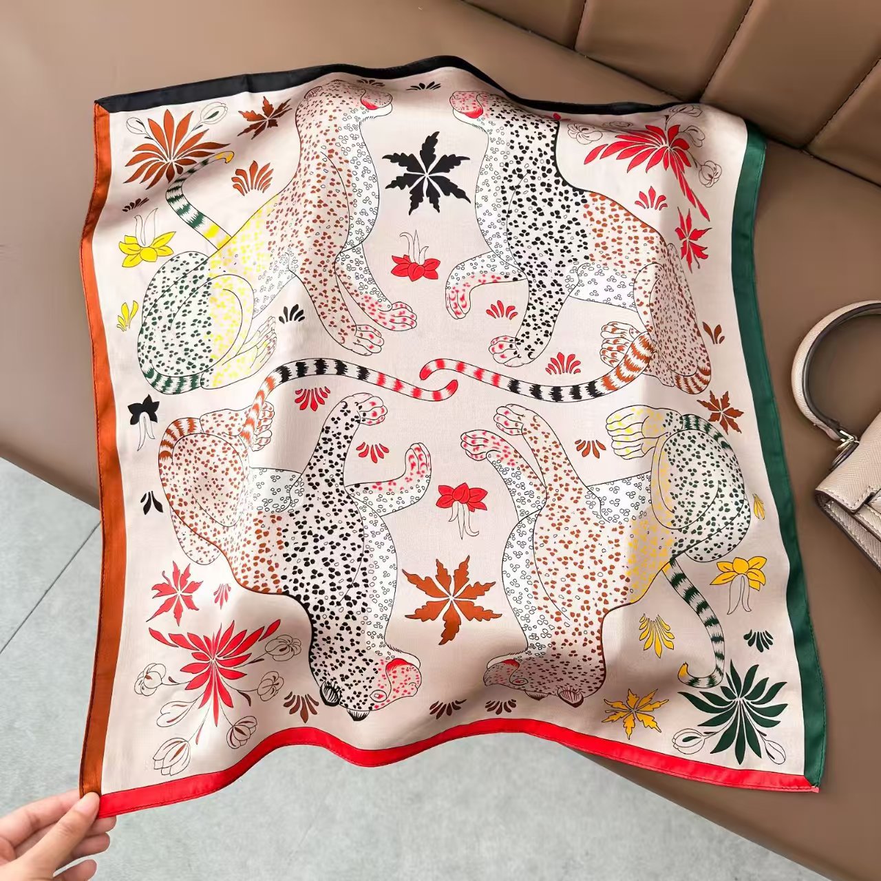 軽い豪華な北欧風の紫色の朝顔の花のプリントの绢糸のスカーフの女性の高級な気質の100% シルクの小さい方のタオル