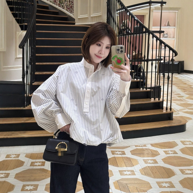 Loose-fitting off-shoulder women's shirt with fine striped embroidery, stand-up collar, half-button closure, contrasting color cuffs, short style shirt Loose-fitting off-shoulder women's shirt with fine striped embroidery, stand-up collar, half-button closure, contrasting color cuffs, short style shirt