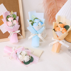 バラの花のミニ花束バレンタインデーは彼女にプレゼントを持っています。