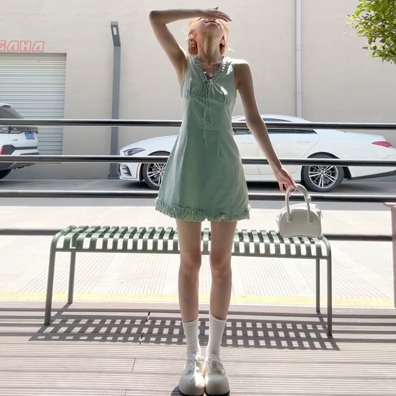 女性のための小さなフレンチグリーンノースリーブVネックドレス2025年夏の新しいホットスタイルのユニークで美しいショートスカート|undefined