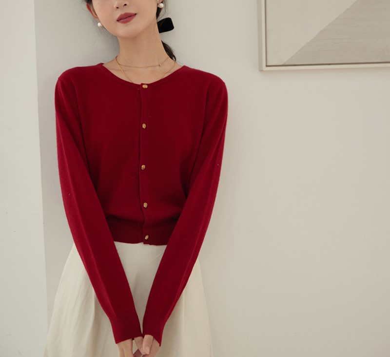 十月毛衣法式浪漫淑女风圆领金色金属扣短款复古红色小开衫