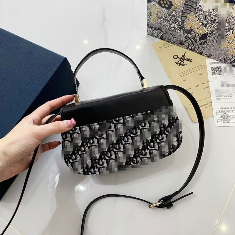 新しいレディースバッグ、ファッショナブルなオイルワックスレザーの半円形サドルバッグ、パーソナライズされた多用途のロックハンドバッグ、ソリッドカラーのショルダークロスボディバッグ|undefined