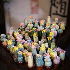 景徳鎮の陶磁器の多肉のサボテンのミニ鉢植えのデスクトップの装飾品のシミュレーションの小さい置物のアイデアの手作業は治療します。