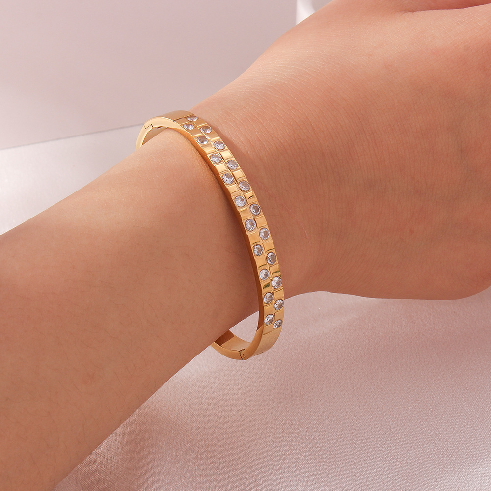 Personalidad Europa y América versión ancha moda de doble fila con incrustaciones de circón cuadrado geométrico pequeño tablero de ajedrez de acero de titanio pulsera simple para mujer