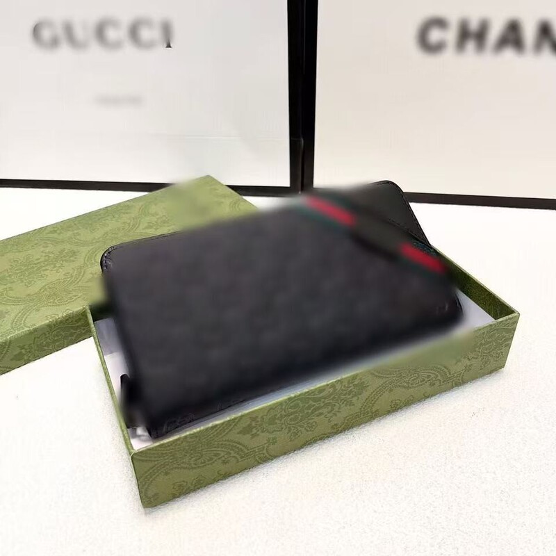 Gucci's new long wallet is made of frosted cowhide, a classic that never goes out of style, with high-end quality and genuine embossed leather