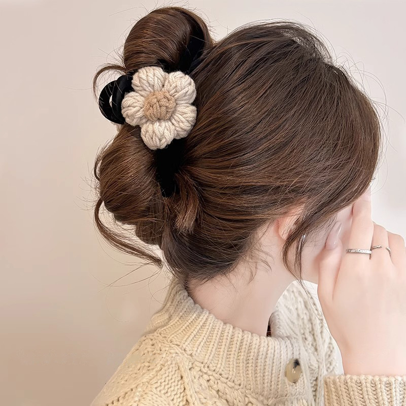 Clip de pelo de alta calidad con múltiples agarres femenino 2025 nuevo otoño e invierno clip de tiburón grande horquilla flor de punto horquilla tocado