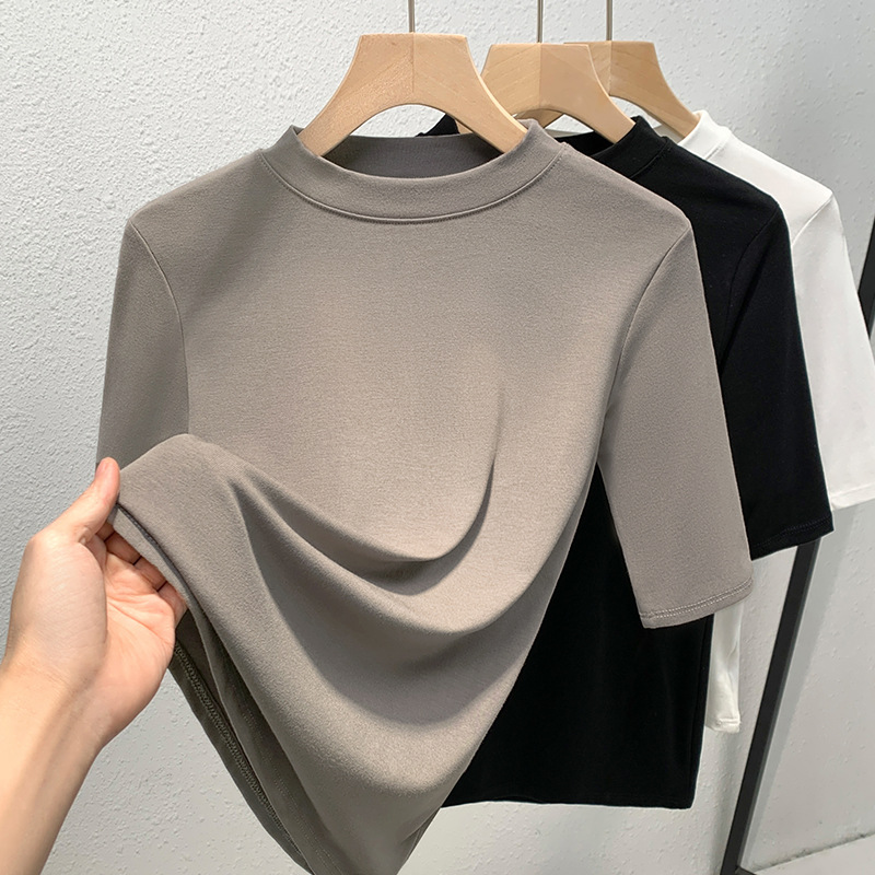 Camiseta de base delgada de cuello vertical, mujer de primavera 2025, camiseta de hombro con manga de cinco partes, se puede usar fuera de la sensación de alta calidad.