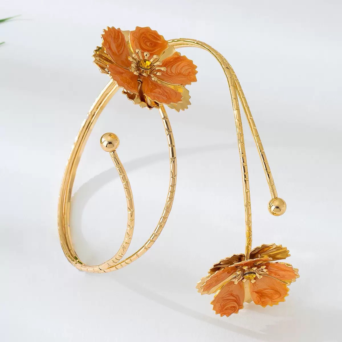 Brazalete de mujer de flores de venta caliente transfronteriza europea y americana, sentido de diseño, pulsera fresca pequeña, brazalete de mujer