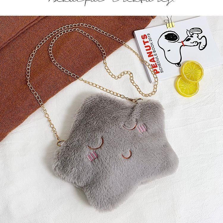 회색 눈을 가늘게 뜨고