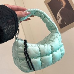 韓国系のしわの経典の菱格のハンドバッグの女性の新型の羽毛のデザインの洋風の百合のしわの雲はトランペットを包みます。