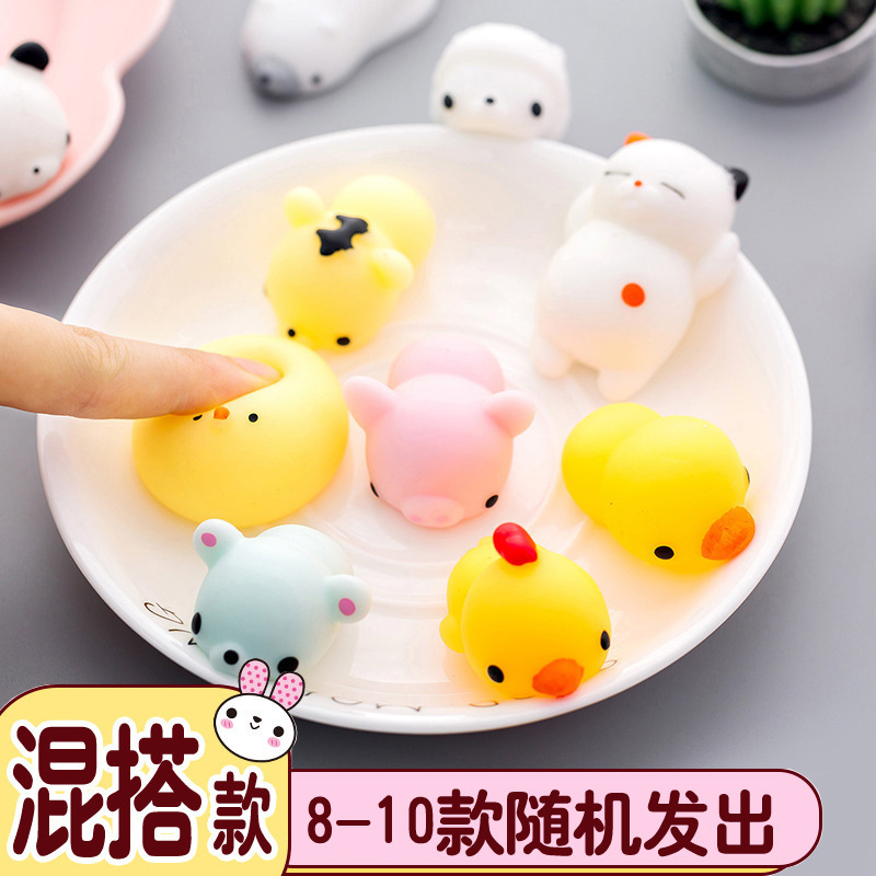 Los puestos del mercado nocturno de Yiwu empujan pequeños productos básicos, los puestos circulares, los regalos para niños de celebridades de Internet, los juguetes luminosos