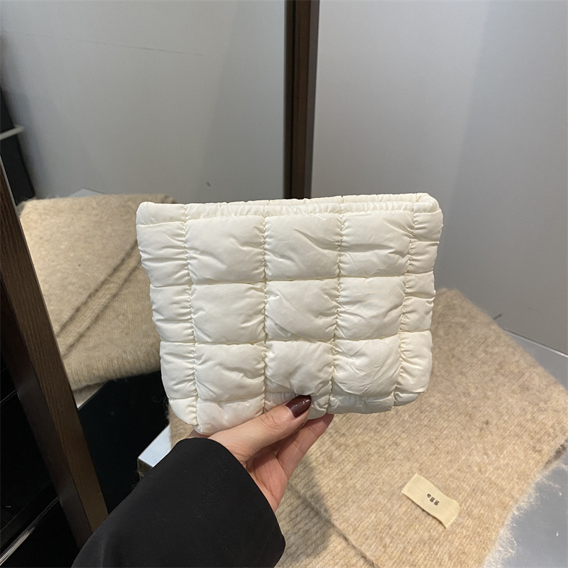 Bolso cosmético plisado de moda 2025 primavera nuevo estilo estilo occidental color caramelo pequeño bolso cuadrado femenino bolso casual coreano embrague