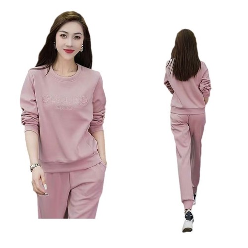 Early autumn sporty two-piece set for women: stylish travel-ready outfit featuring a crew-neck casual sweatshirt perfect for spring and fall runs.