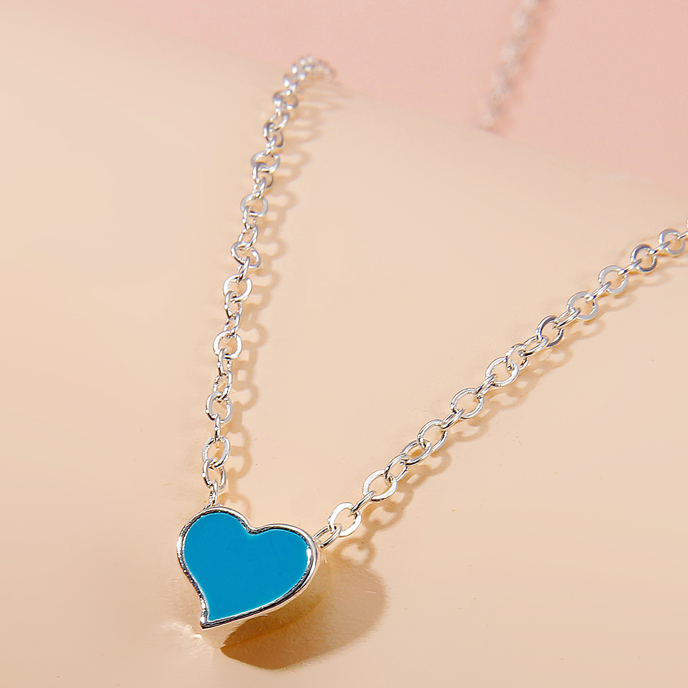 Korean New Creative Nectarine Heart Pendant Necklace Wholesale Nihaojewelry display picture 5