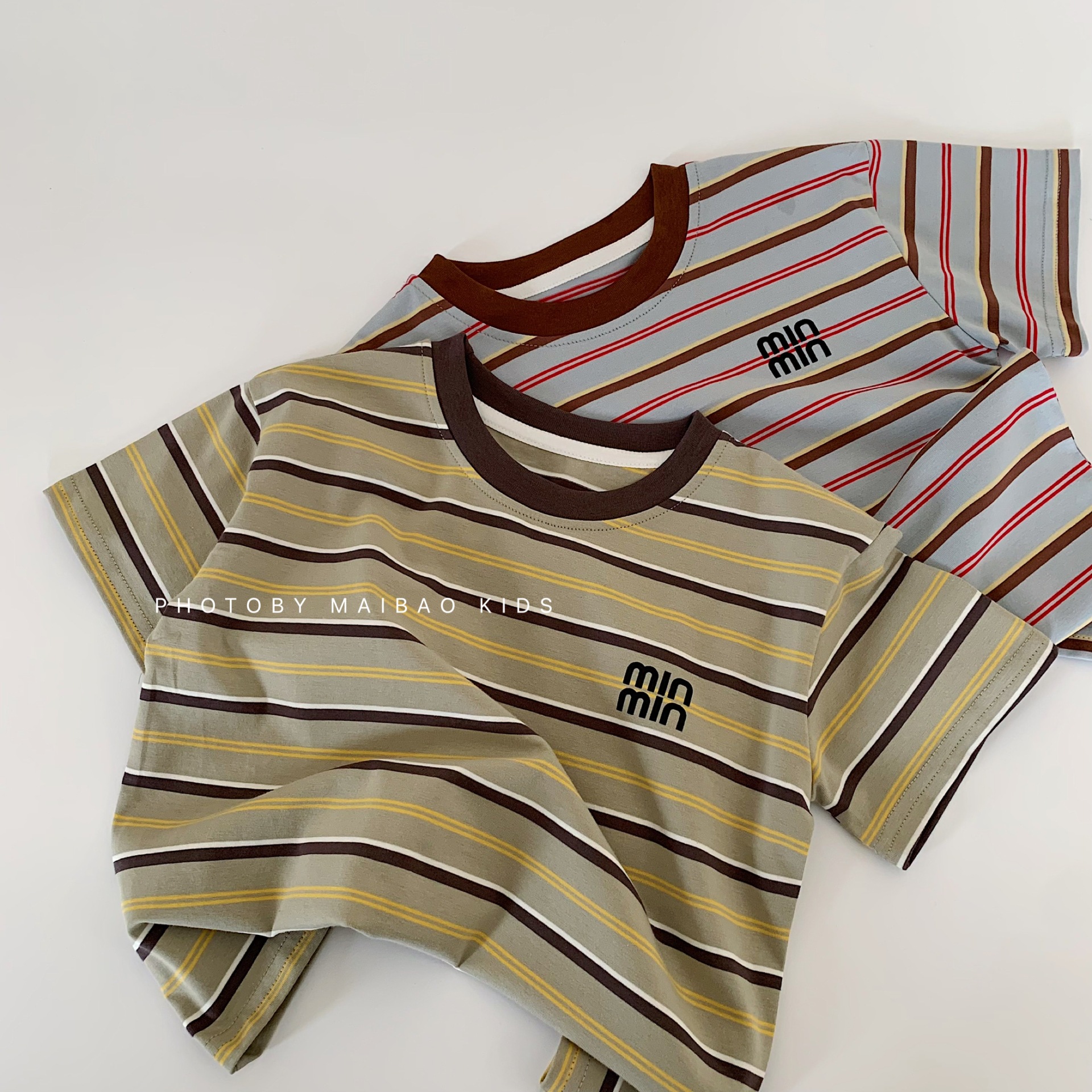 Mai Bao camiseta infantil 2025 verano nuevo estilo coreano para niños y niñas a rayas de mangas cortas jersey bebé ropa interior de tela t