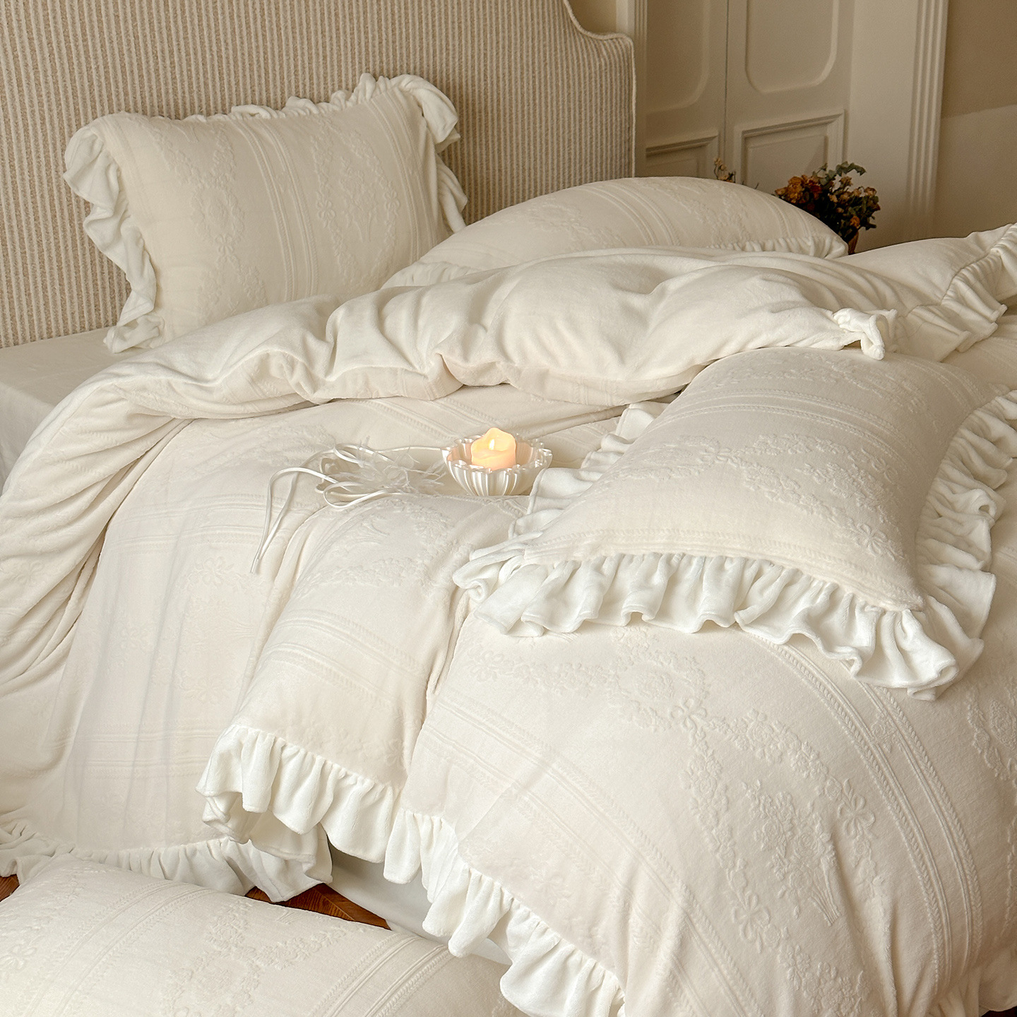 French-Style Retro Thickened Milk Velvet Carved Bed Four-Piece Set Winter Warm Girly Heart Ruffle Lace Duvet Cover
