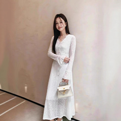 南油2025原创新款设计女装长袖V领蕾丝花边长裙法式风收腰连衣裙