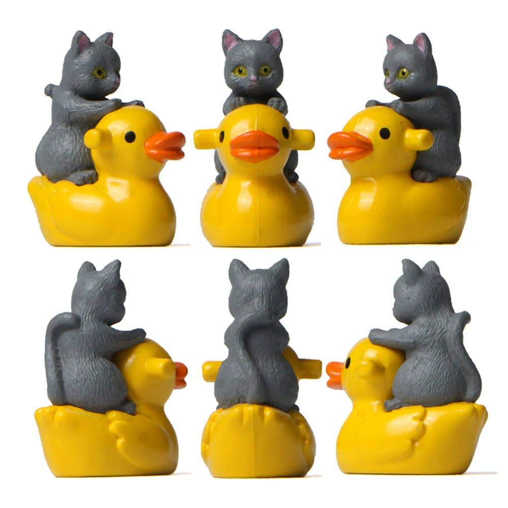 Желтая игрушка-девочка в воде, минифигура, утка, котенок, микромир