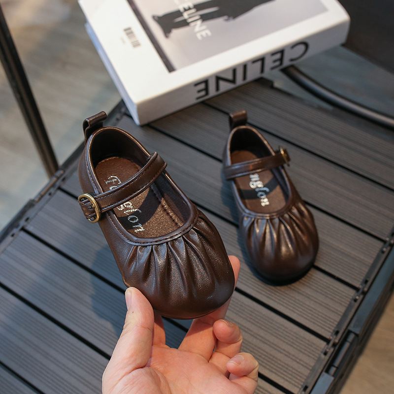 Zapatos de princesa para niñas, estilo nuevo de primavera y otoño 2024, mocasines infantiles negros, zapatos de cuero a la moda, zapatos planos de punta cuadrada para bebés.