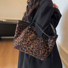 休闲大容量豹纹包包2025新款轻便百搭通勤女士单肩包松弛感托特包