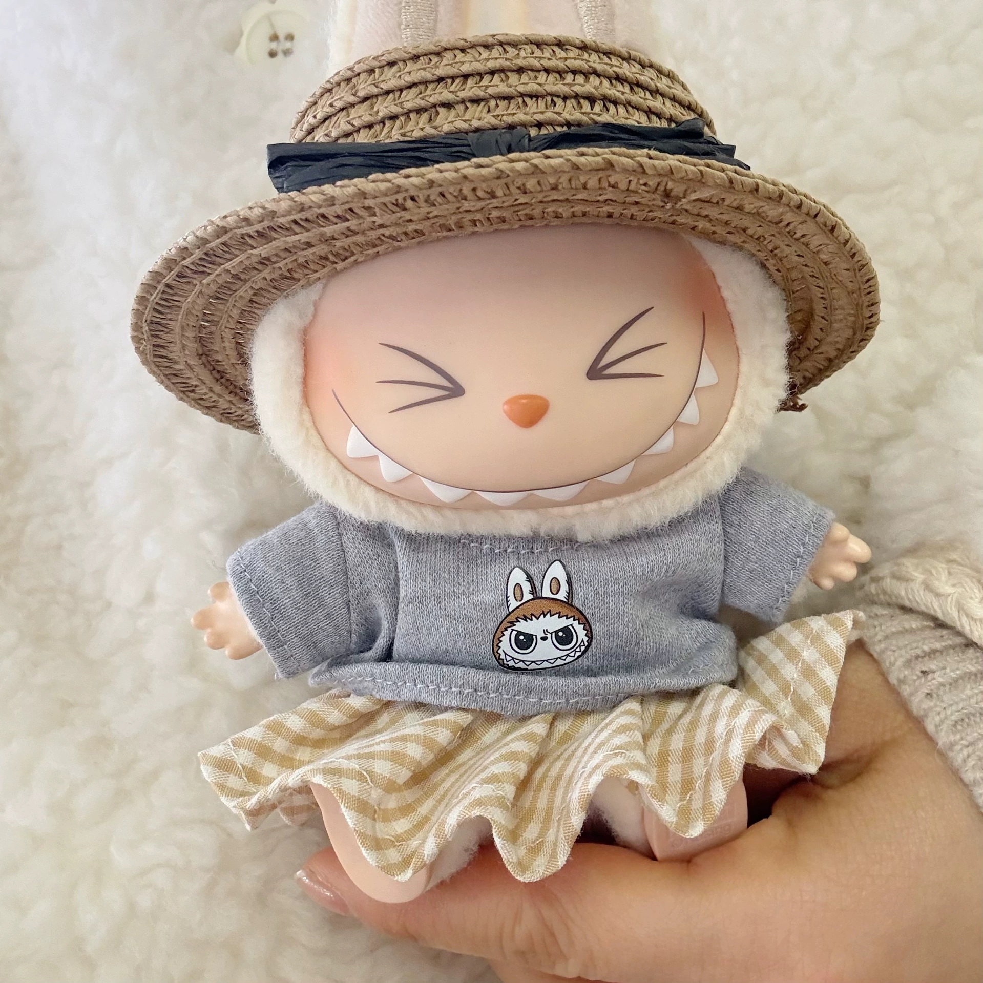 Подвеска первого и второго поколения LABUBU, сидящая фигурка, праздничная одежда, весенняя футболка и клетчатая юбка, комплект первого поколения LABUBU