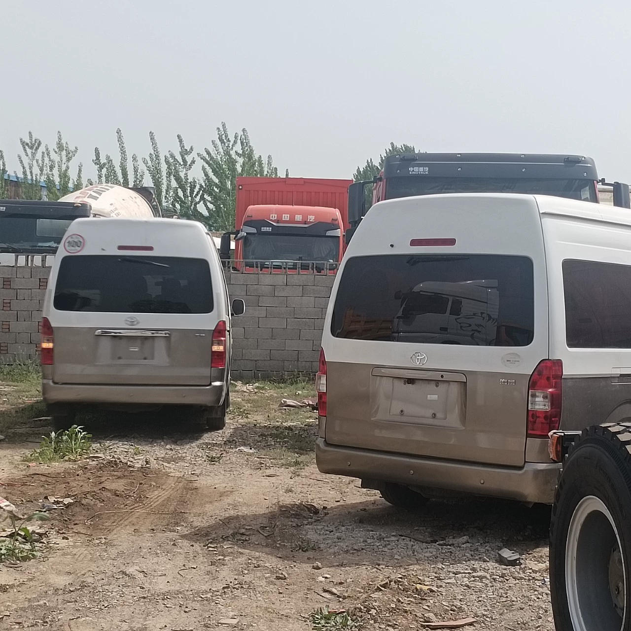 Экспорт Toyota Hiace на 14 мест, просторный салон, множество функций электрорегулировки, более устойчивая и безопасная кузовная конструкция.