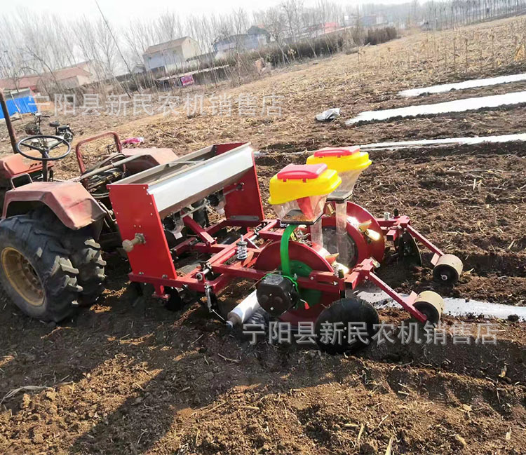 山西大同地区用玉米铺膜播种机膜上打孔种植谷子高粱油葵油菜现货