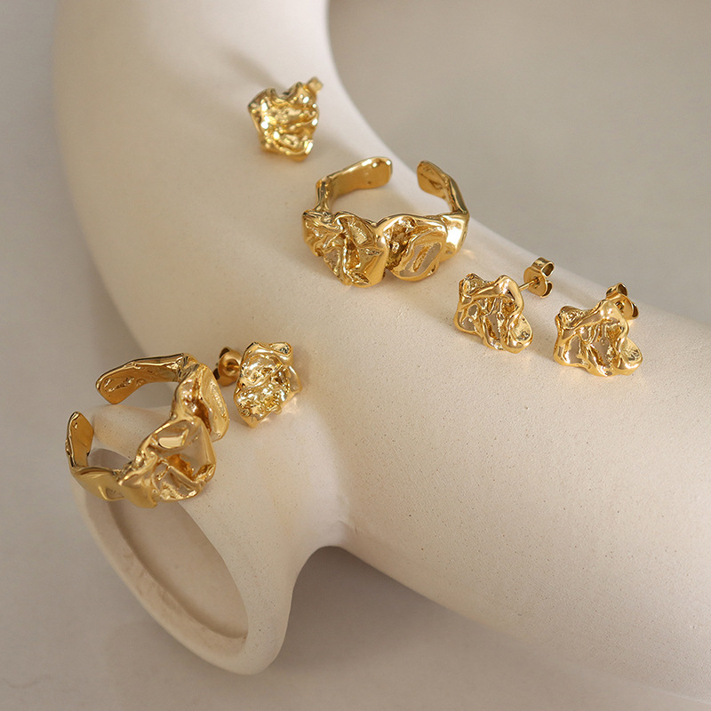 Temperamento retro de las mujeres estilo coreano personalizado diseño de nicho en relieve elegante anillo cóncavo-convexo pendientes traje de joyería