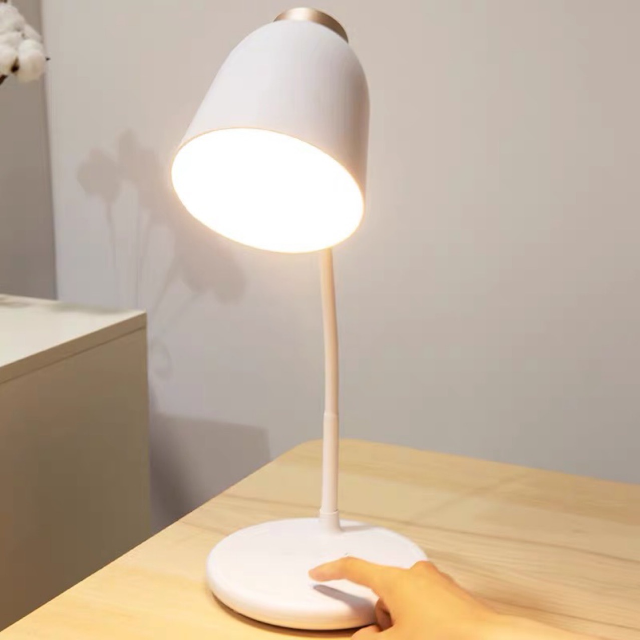 Lámpara de escritorio Deli 17850 dormitorio de noche dormitorio LED lámpara de escritorio estilo simple escritorio del estudiante lectura USB recargable