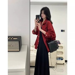 初秋の服装は、大きなサイズの微太った梨型の体が痩せている赤いコートワンピースの2着を着ています