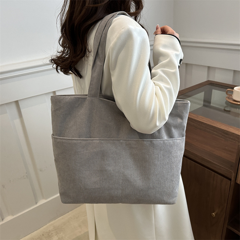 Bolsas casuales populares de gran capacidad de este año 2024 invierno nuevo estilo versátil bolsas de hombro bajo la axila bolsas de moda