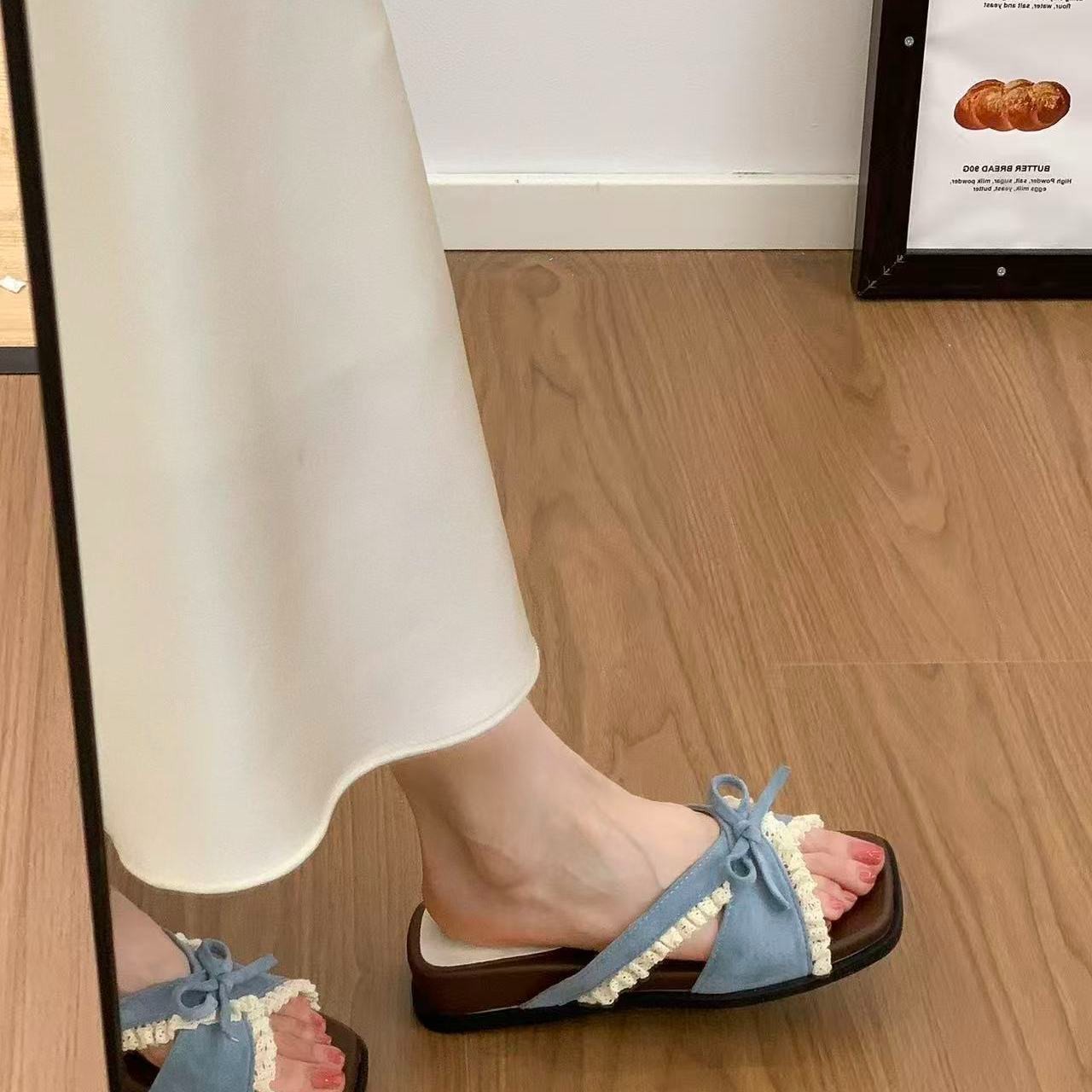 2026 primavera y verano nuevos productos estadounidenses cuadrados dedos elegante temperamento de alta sensación superficial boca cruzada zapatillas de arco image 4
