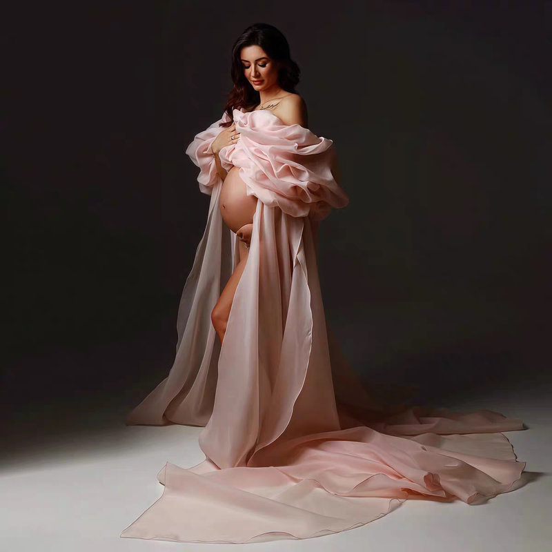 Gentle and atmospheric pink maternity photo shoot outfit, off-shoulder ruffled elegant train dress for expectant mothers Gentle and atmospheric pink maternity photo shoot outfit, off-shoulder ruffled elegant train dress for expectant mothers