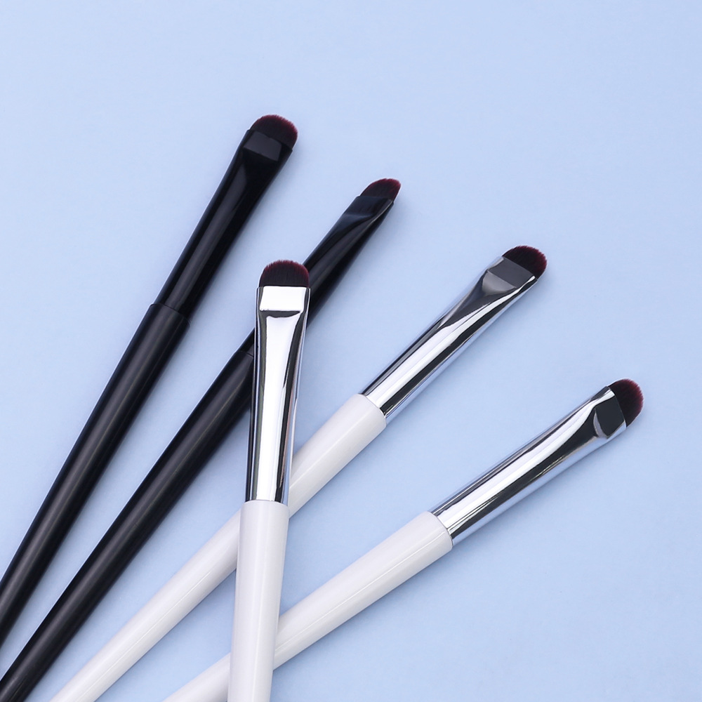 Cepillo de delineador de ojos de media luna Párpados extremadamente finos Cepillo de hoja de gusano de seda horizontal Cepillo de detalle preciso de cabeza plana de cabello suave ultrafino