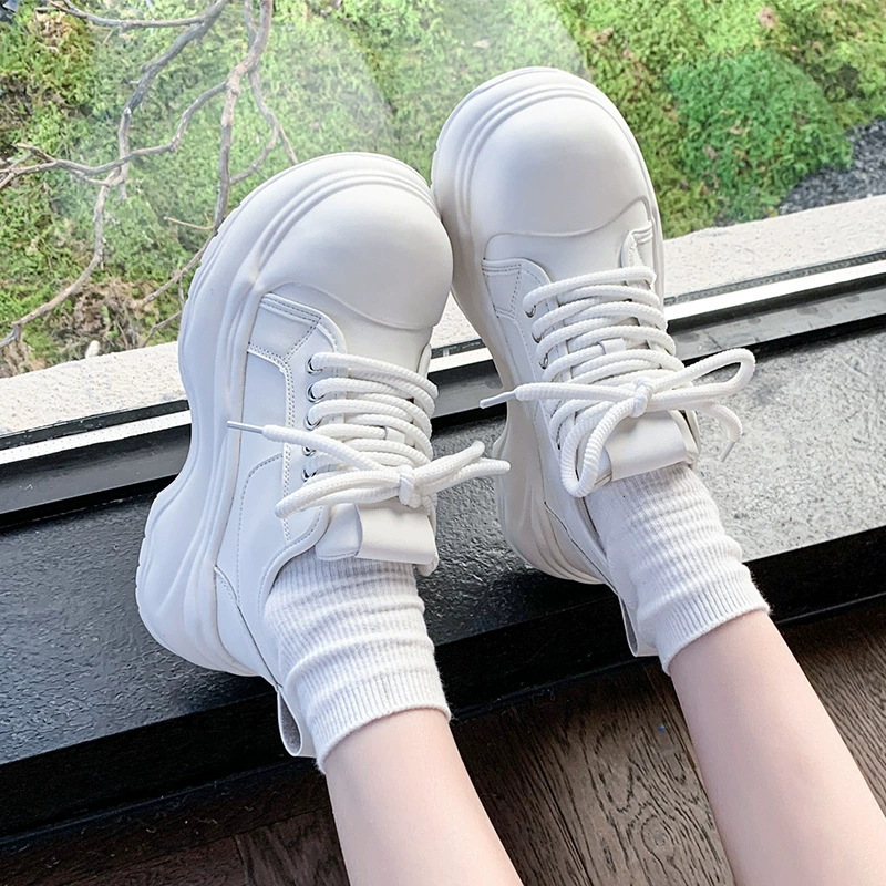 Уродливая милая маленькая белая обувь женская весна и осень 2025 года новая мода дикая толстая подошва увеличивает повседневную спортивную хлебную обувь