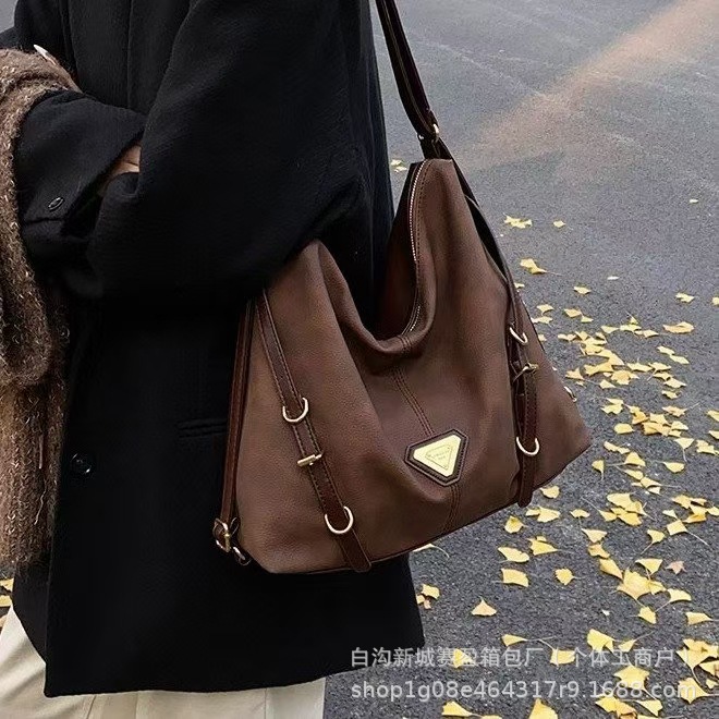 한국 스타일 대용량 통근 언더암 가방 여성 2024 새로운 간단한 올 매치 토트 백 다기능 배낭