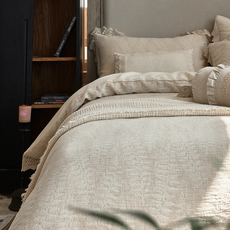 Set di quattro pezzi in cotone e lino stile vintage francese boho con pizzo jacquard a tre strati delicato sulla pelle, composto da copriletto e piumone._voghion.com