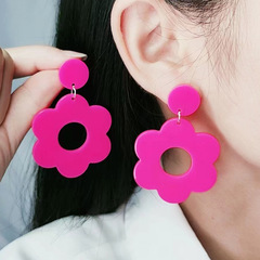 新商品の花の透かし彫りのピアスのイヤリングのアクリルファッションは簡単です。