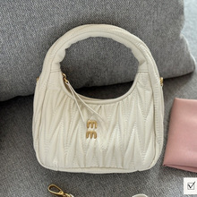 2024新款休闲羊皮褶皱手提wander保龄球包真皮时尚手提斜挎女包