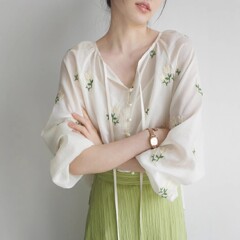 JOJOZ杏色小花緑葉刺繍ストラップ灯籠袖レトロ天糸スタイルシャツ25年春夏上着