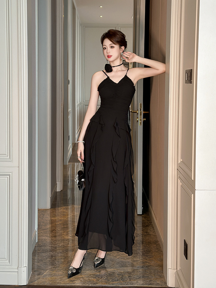 Đầm maxi nữ thắt eo cổ V lưng trần chất liệu chiffon xếp ly — Màu đen