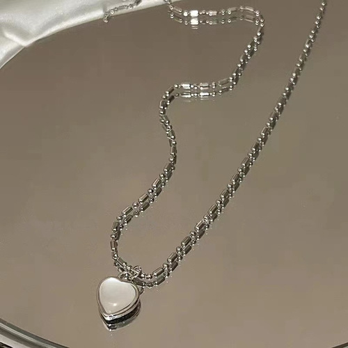 Trendy love heart lightweight luxury versatile necklace, Instagram-style delicate small niche design lockchain, fashionable