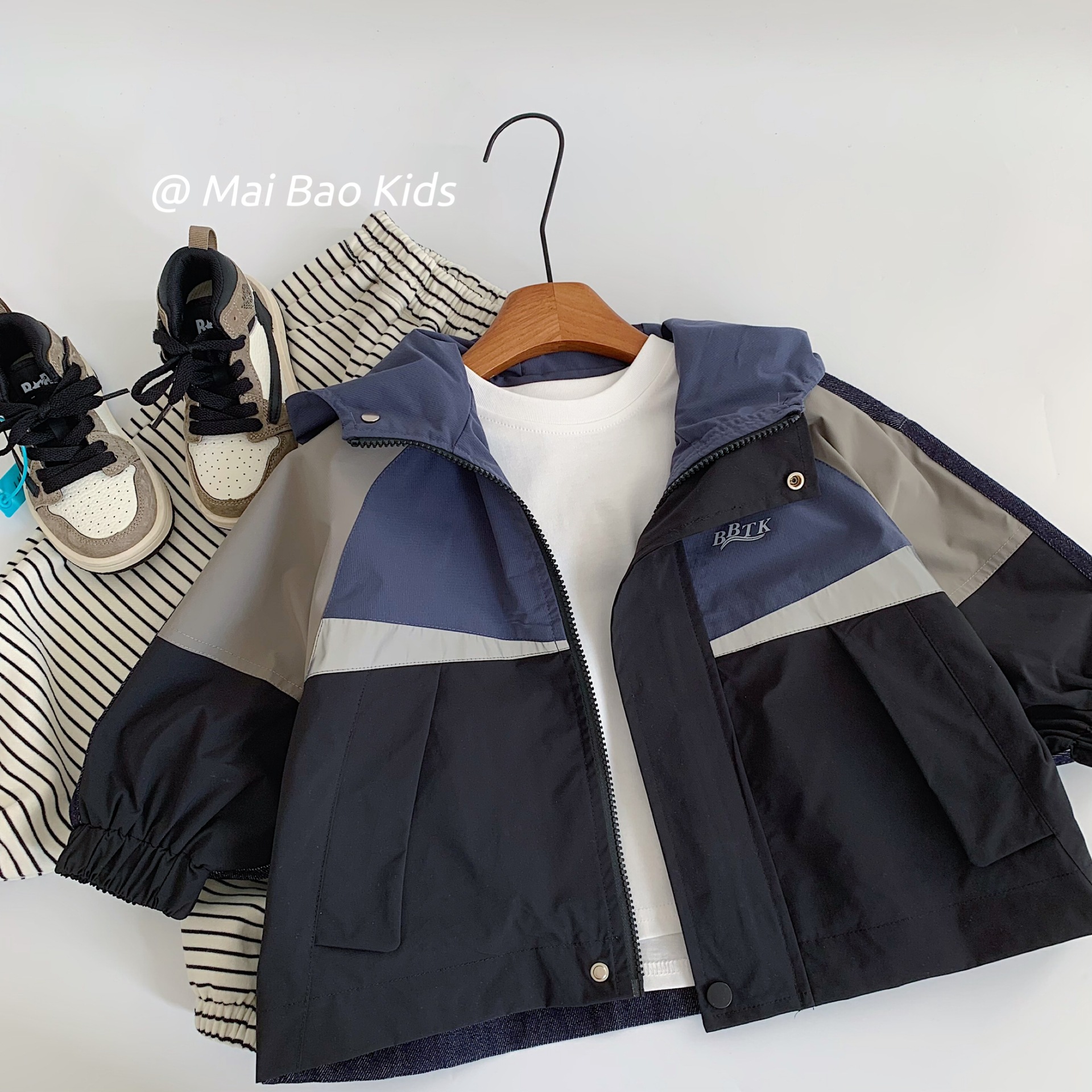 Mai Bao chaqueta infantil 2025 primavera nuevo estilo para niños y niñas con sombreros de color extranjero vestidos con ropa infantil universal para niños