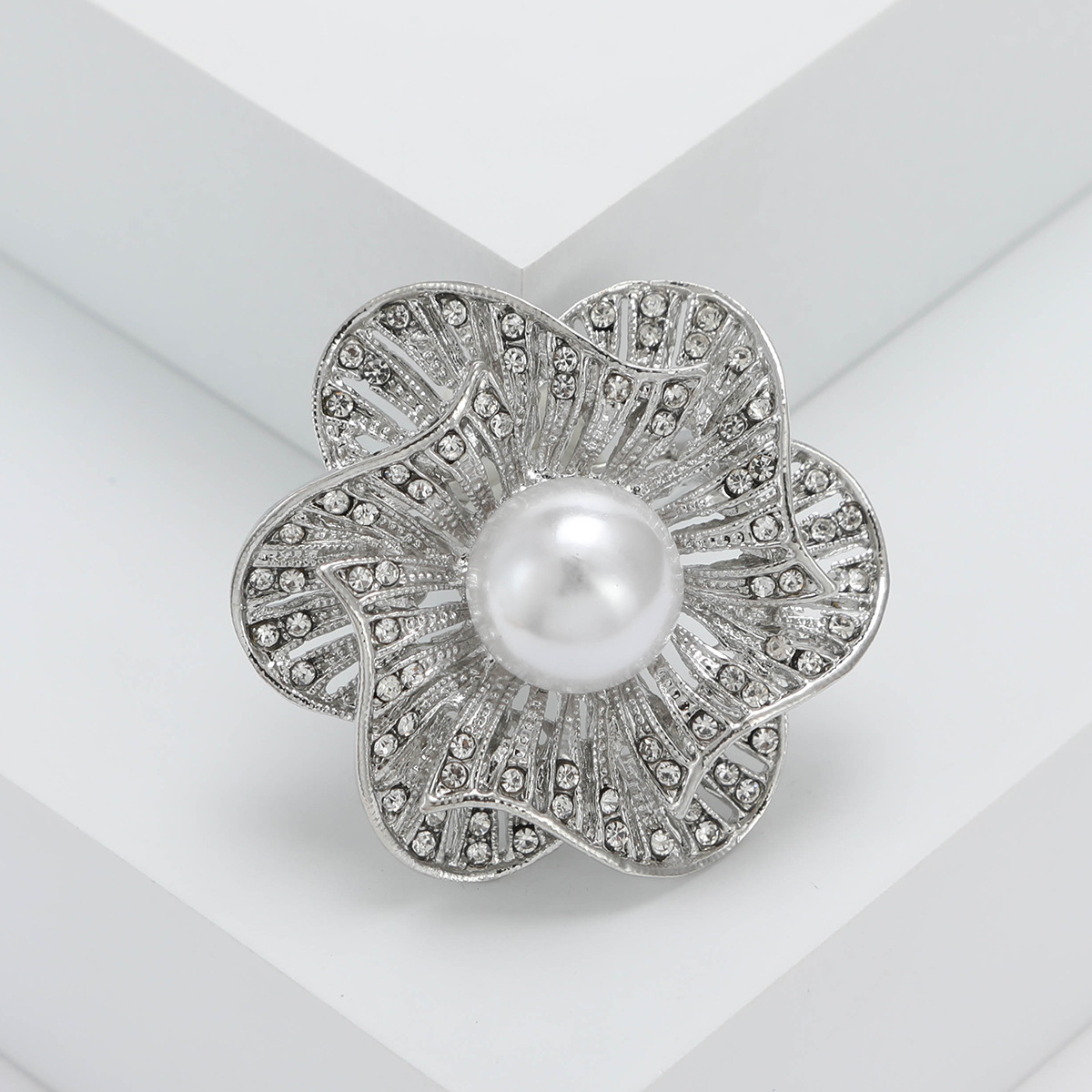 Holiday, Banquet Occasion Alloy Material Pin Flower Alloy Inlay Artificial Rhinestones Artificial Pearls Women's Brooches